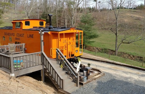 Clyde Cabin | 🚂 Sleep in a caboose on a bison ranch: Seaboard Coast Line #0843