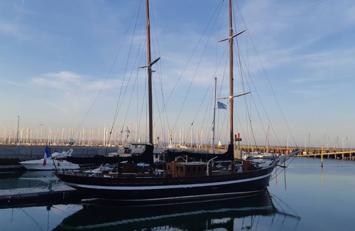 Quiberon Boat Rental | Sleep on an old 35m rig.
