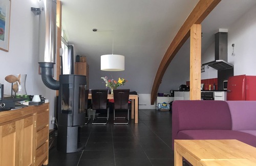 Warfhuizen House | Sleeping under a grass roof on the Reitdiep in Groningen