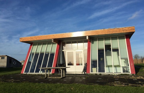 Warfhuizen House | Sleeping under a grass roof on the Reitdiep in Groningen