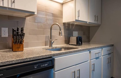 Des Moines Apartment | Sleepover: Private 1BD/1BA - Downtown Des Moines