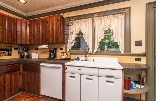 Lambertville House | Sleeps 10 - 3 bedroom house all to yourself