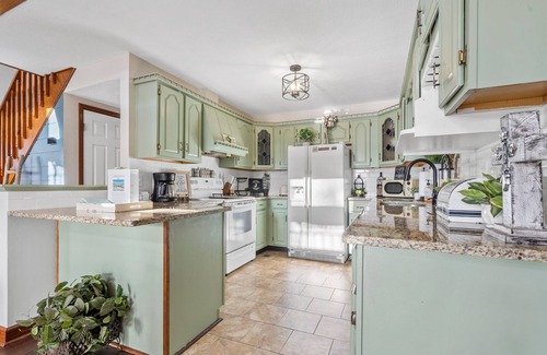 Eatonton House | Sleeps 10, Igloo Guest House, 5 Kayaks, + MORE!