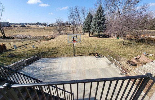 Grimes House | Sleeps 10, spacious home w/1 acre yard, 4 Bedrooms