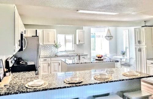 Keller House | sleeps 11 KING BED Country Charmer in Iconic Fort Worth- pet and child friendly