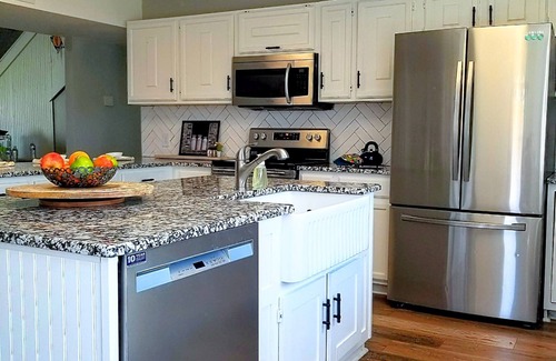 Keller House | sleeps 11 KING BED Country Charmer in Iconic Fort Worth- pet and child friendly