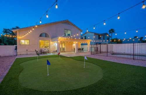 Cobblefield House | Sleeps 11 with pool and putting green