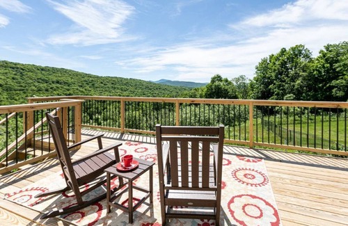 Essex Junction Apartment | Sleeps 12: Apt & 3 rooms with common area and deck