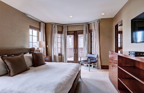 Vail Ski Chalet | Sleeps 12! Ski-In/Ski-Out Chalet + Views