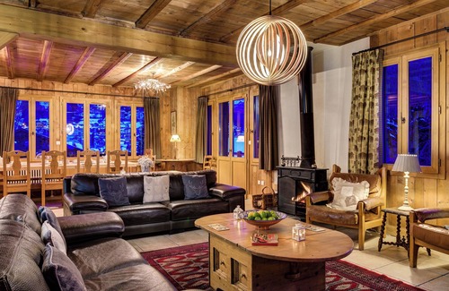 Morzine Ski Chalet | Sleeps 14 with a Hot tub and Sauna