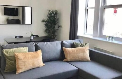 Saint Paul's House | Sleeps 16! Four Flats with Private Access & Garden
