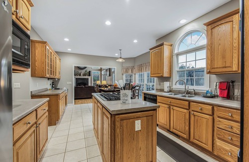 Hendersonville House | Sleeps 16+! VIEWS forever, Large Executive Home, Fast Wi-Fi, Hot Tub & Fire Pit
