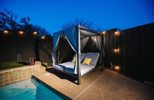 Lake Highlands House | Sleeps 18 & Heated Pool & MiniGolf by Uptown Dallas