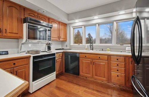 Ashtabula House | Sleeps 18 w/Game Room, 9 min to Geneva Strip, 7 min to Harbor District/Wineries
