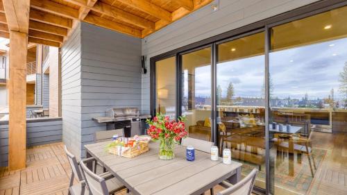 Bend House | Sleeps 20 4 Units 10BDR Hot Tub Near Old Bend DT Aerie by AvantStay