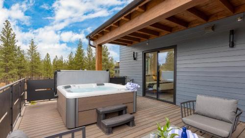 Bend House | Sleeps 20 4 Units 10BDR Hot Tub Near Old Bend DT Aerie by AvantStay