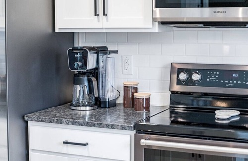 Madison Heights House | Sleeps 20 | Family-friendly | Near DT LYH & LU