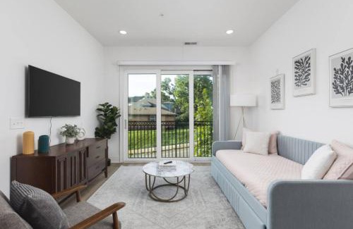 Portsmouth House | Sleeps 20 Three Condos Side by Side 10 minutes to Broadway