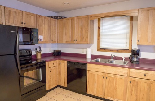 Fayetteville House | Sleeps 22. Affordable Cabin 30 minutes to New River Gorge Rafting & Climbing