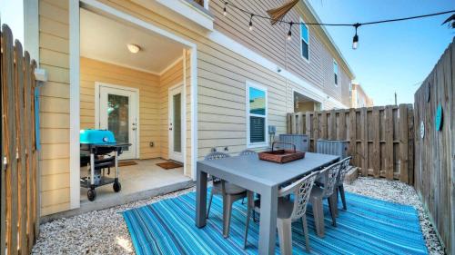 Port Aransas House | Sleeps 23 2 Beachside Homes Resort Pool Walk to the Beach Balcony Yard
