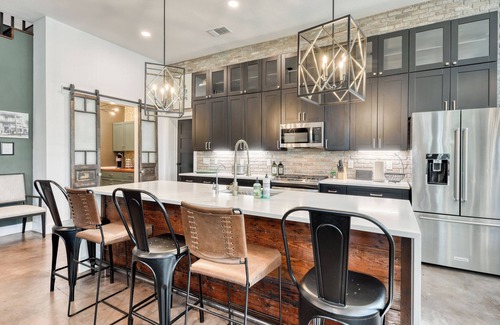 Near East Side House | Sleeps 24 in beds - 2 Homes - Walk to RiverWalk