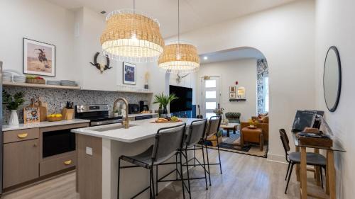 Five Points House | Sleeps 24 Rooftop Game Room Outdoor Spaces Just 10 Min to Broadway Outrider by AvantStay