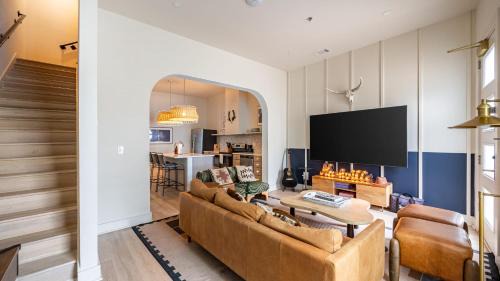 Five Points House | Sleeps 24 Rooftop Game Room Outdoor Spaces Just 10 Min to Broadway Outrider by AvantStay