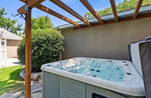 Millcreek House | Sleeps 25 A+Location*Pets *Theater *Hot tub *Games
