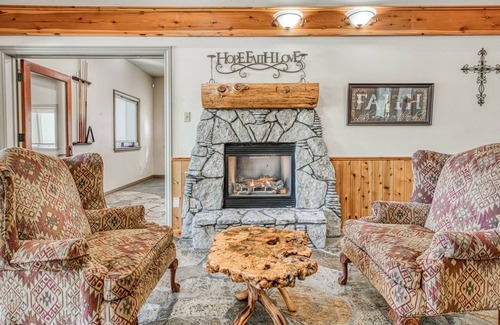 Musick Ridge Cabin | Sleeps 26 people. 1 of a kind Lodge. Large families, team bonding, retreats!