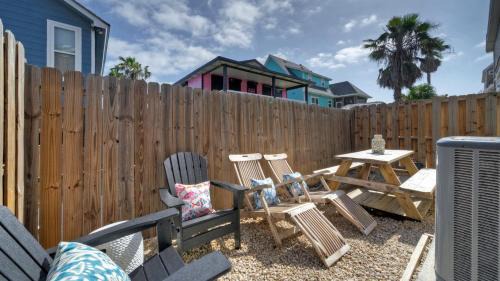 Port Aransas House | Sleeps 29 3 Homes Beachside Resort Pool Walk to the Beach
