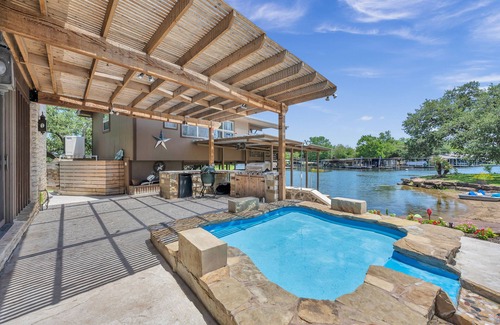 Kingsland House | SLEEPS 30 Chilled and heated pool, private beach with kayaks and paddle boards