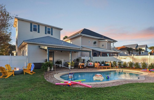 Crystal Beach House | Sleeps 36 | 2 Homes, Walk to Beach, Priv Pool + Hot Tub | Tidal Wave & Seacrest