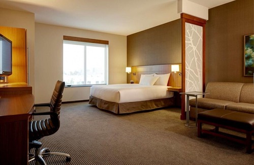 Interchange Square Hotel | Sleeps 4! Comfy and Clean King Unit Near Attractions, Pool, Free Parking
