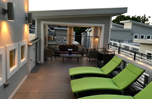 Chestnut Hill House | * SLEEPS 40* Dwell Lofts - *4 Units * 10BR* 9.5BA * Amazing Rooftops*