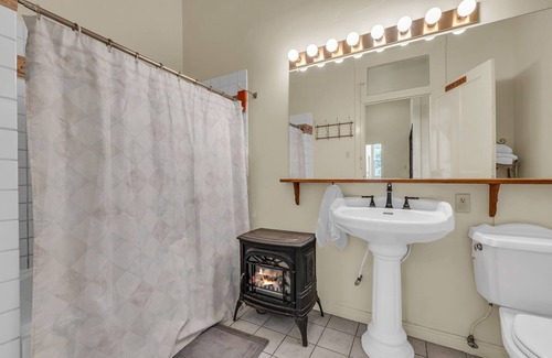 Junction Other | Sleeps 45 +RV & tent spots. Great for large family reunions, events, & retreats.