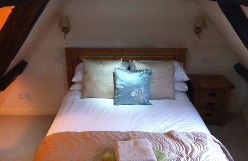 Woodstock Cottage | Sleeps 5. A modernised 17C cottage in the centre of the historic town of Woodsto