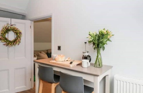 Callow End House | Sleeps 5 plus a child, fantastic location to visit Malvern and Worcester.