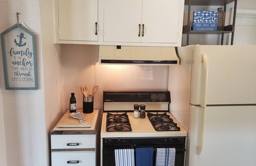 Port Clinton House | Sleeps 6, + 2 in Basement, Super Clean, Long Driveway, Fenced Yard w/Fire Pit