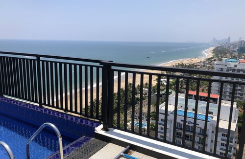 Mount Lavinia Apartment | Sleeps 6, Family friendly , 1 Minute walk to Beach, Bars & Supermarkets 7 mins