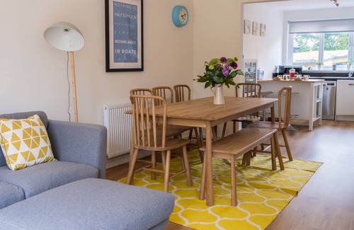 Truro House | Sleeps 6 in 3 Bedrooms, riverside walk into Truro & easy drive to beaches.