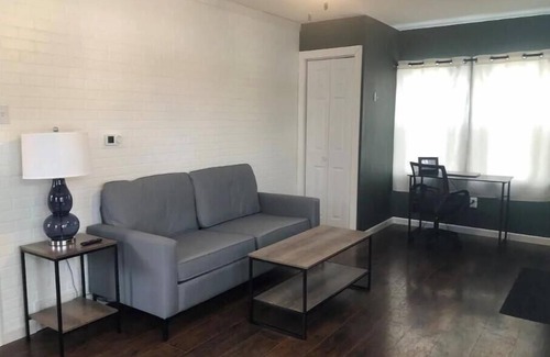 Jefferson House | Sleeps 6. Pets welcome. Wi-Fi. 3 bedroom house