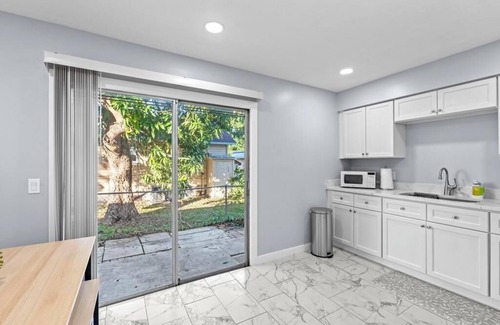 Lake Worth Apartment | Sleeps 6 PS5 + 65” TV Renovated 2-BR Fast WiFi 2 Parking Spaces