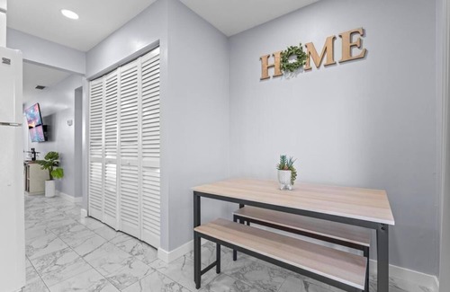Lake Worth Apartment | Sleeps 6 PS5 + 65” TV Renovated 2-BR Fast WiFi 2 Parking Spaces