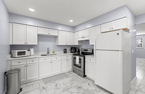 Lake Worth Apartment | Sleeps 6 PS5 + 65” TV Renovated 2-BR Fast WiFi 2 Parking Spaces