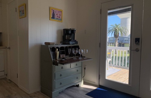 Jamaica Beach Cottage | Sleeps 7, 10 Min Walk to Beach, Cozy Family Home