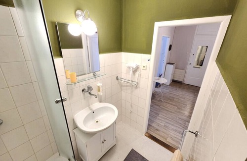 Zizkov Apartment | Sleeps 7 flat by tram Zizkov