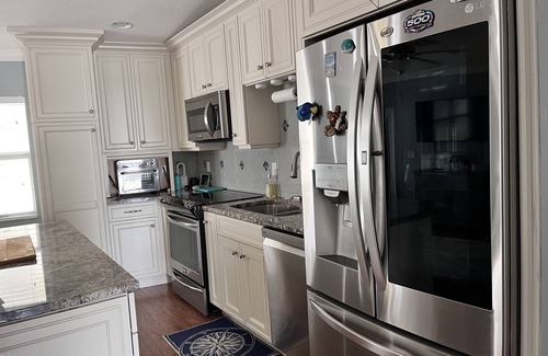 Nettles Island House | Sleeps 7 - Price Includes Golf Cart & Cleaning Fee