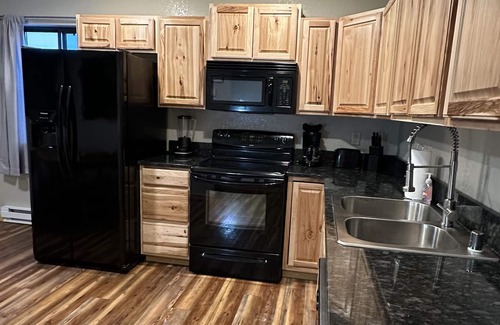 Angel Fire Condo | Sleeps 8! 2 Bedrooms/2 Full Baths, GARAGE & FULLY REMODELED! Close to the hill.