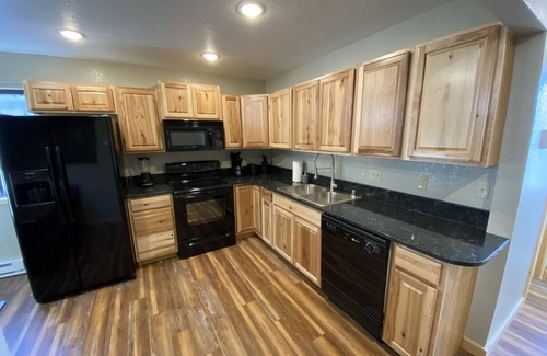 Angel Fire Condo | Sleeps 8! 2 Bedrooms/2 Full Baths, GARAGE & FULLY REMODELED! Close to the hill.