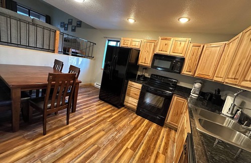 Angel Fire Condo | Sleeps 8! 2 Bedrooms/2 Full Baths, GARAGE & FULLY REMODELED! Close to the hill.